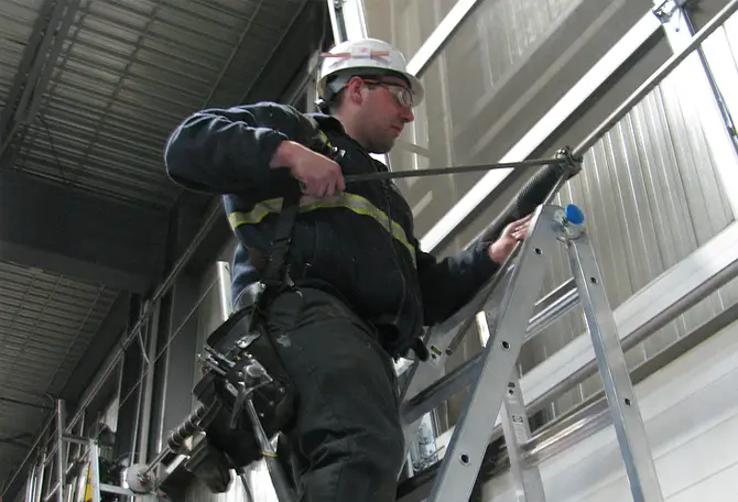 Technicien réparant une porte de garage