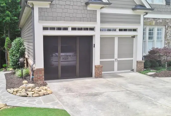 Porte moustiquaire pour porte de garage